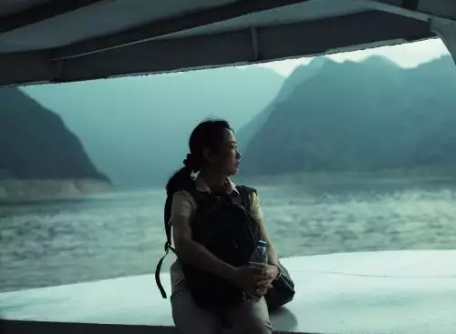 CaughtbytheTides_133986453822719022_big-cine_deskt.webp
